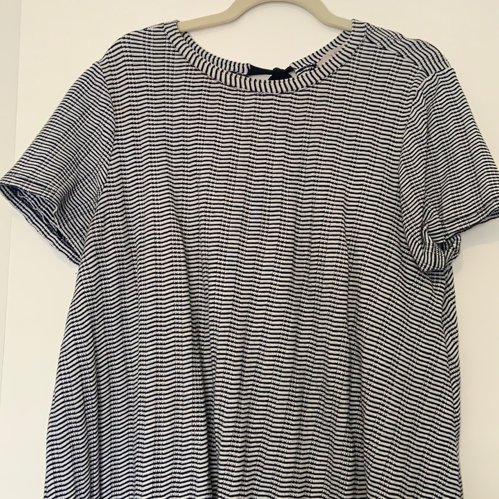 Loft casual swing dress. Keyhole back with bow